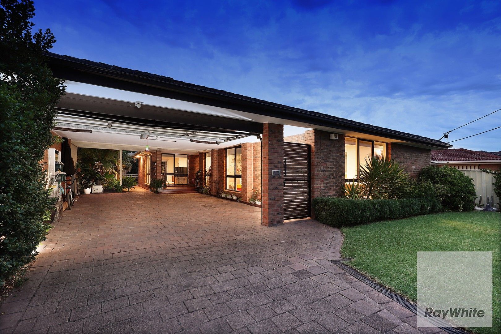 3 bedrooms House in 27 The Circuit GLADSTONE PARK VIC, 3043