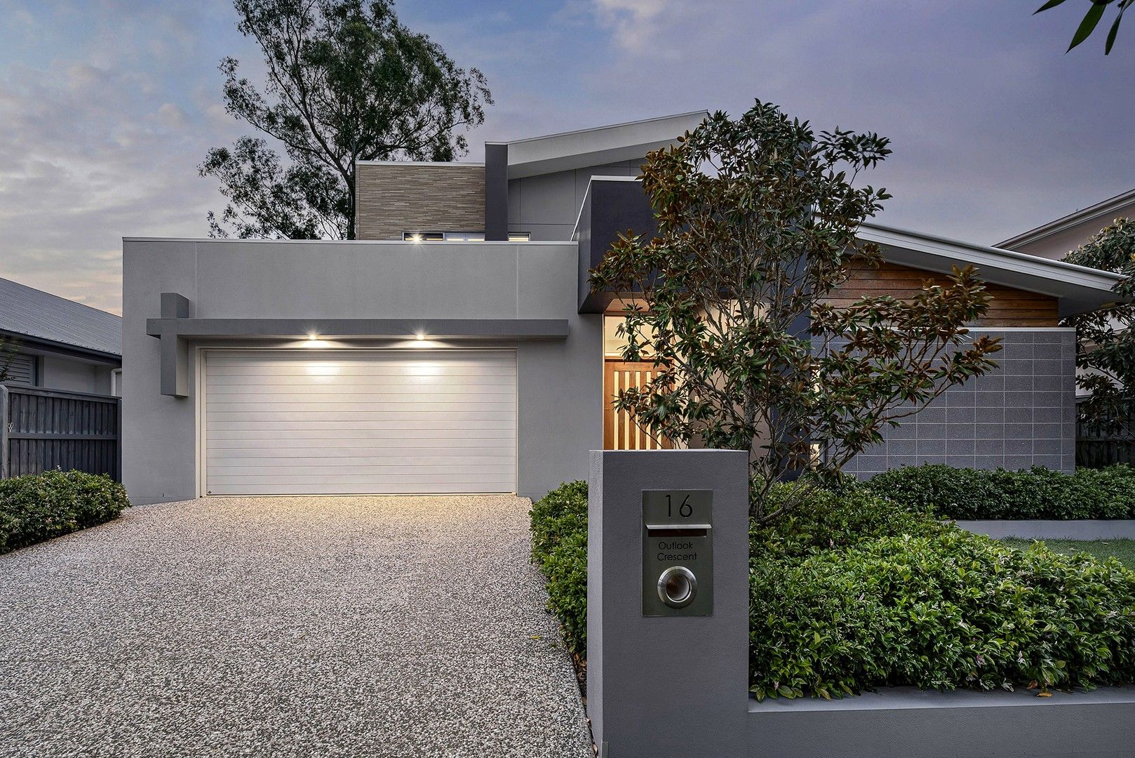 5 bedrooms House in 16 Outlook Crescent BRIDGEMAN DOWNS QLD, 4035