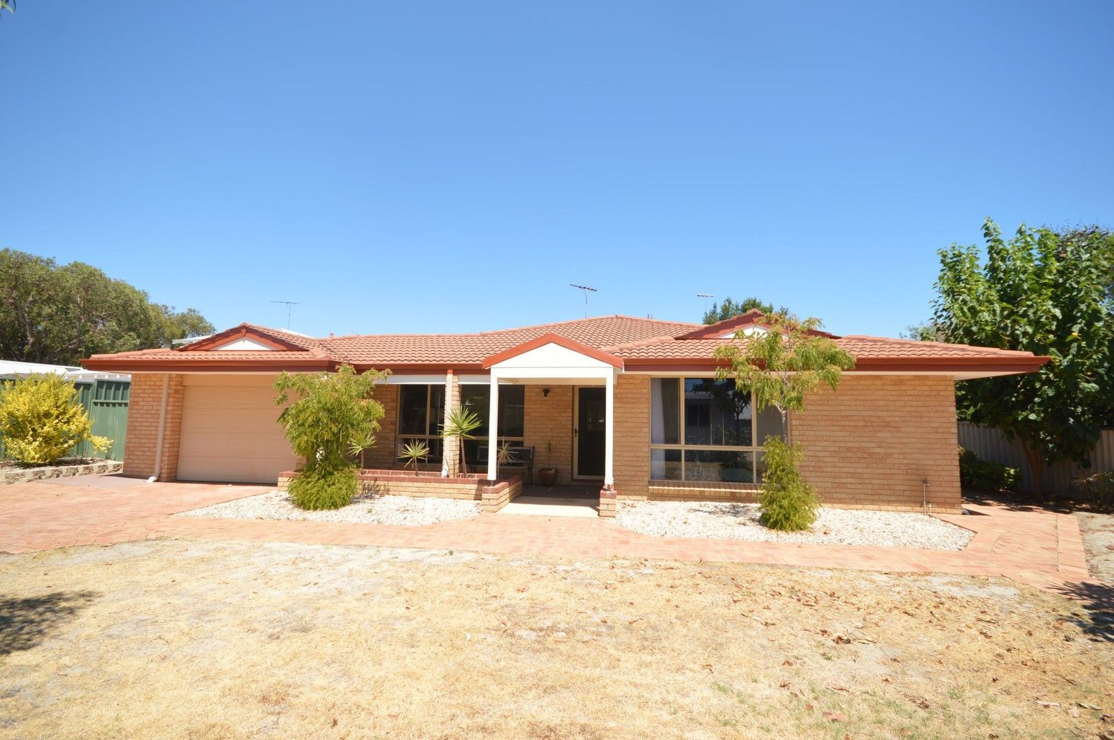 4 bedrooms House in 5 Oleander Place HALLS HEAD WA, 6210