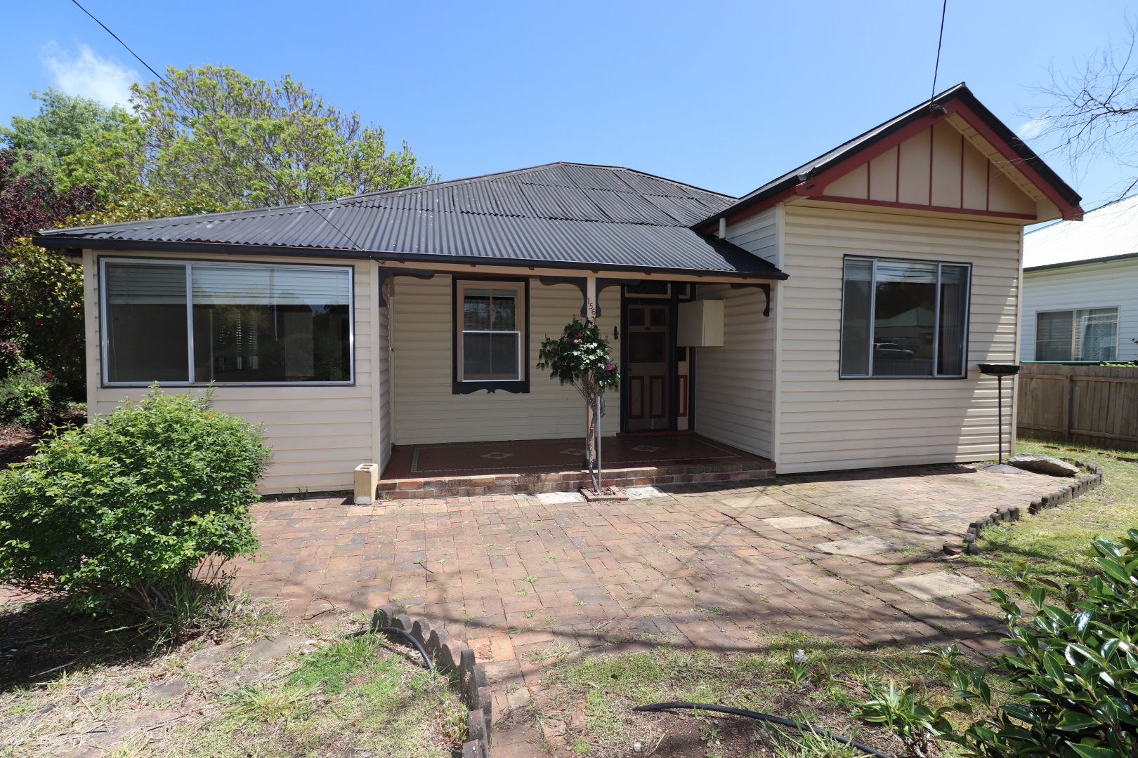 156 Macquarie Street, Glen Innes Property History & Address Research