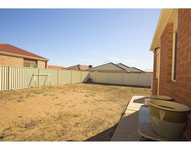 15 Hinchinbrook Close, Caroline Springs VIC 3023