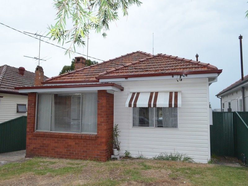 3 bedrooms House in 4 Parkland Avenue PUNCHBOWL NSW, 2196