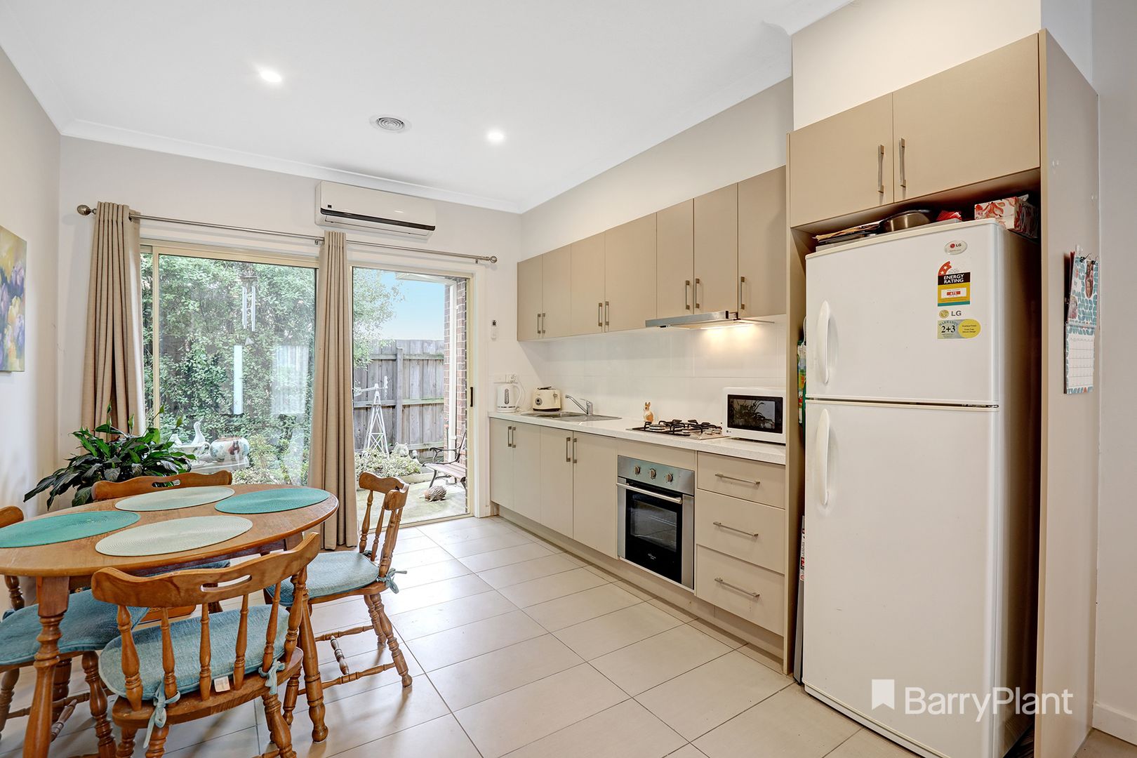 2/9-11 Katoomba Street, Hadfield VIC 3046, Image 2