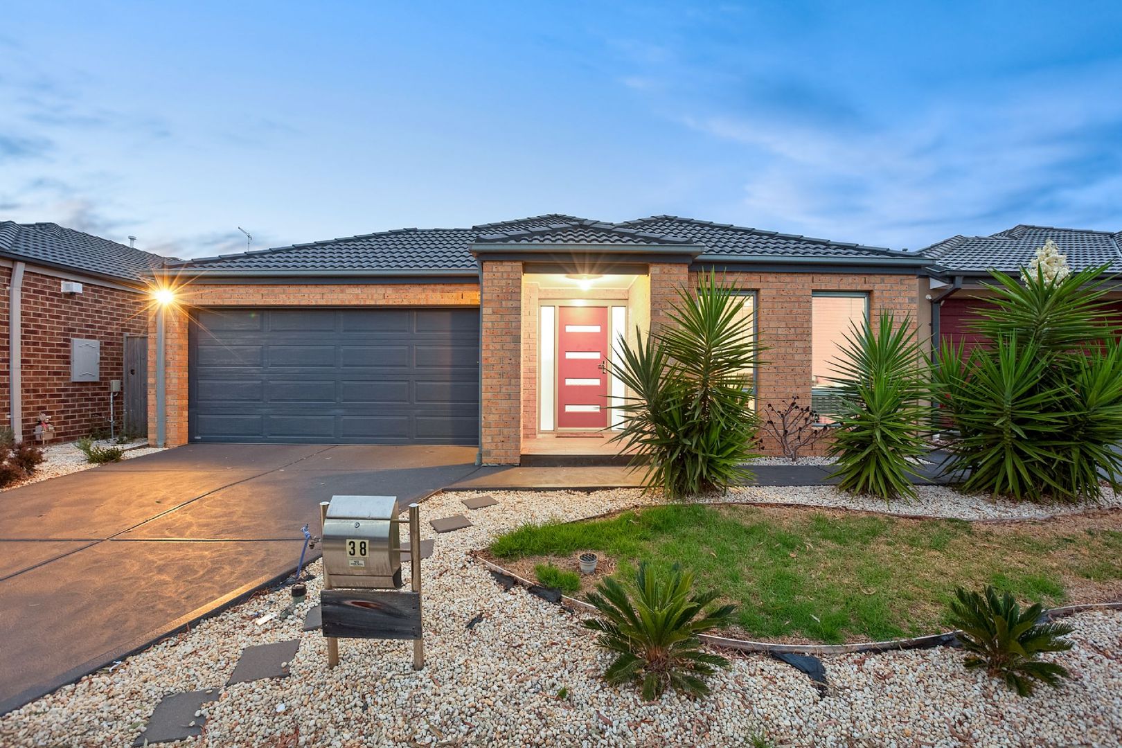 38 Mickleham Drive, Cranbourne North VIC 3977, Image 1