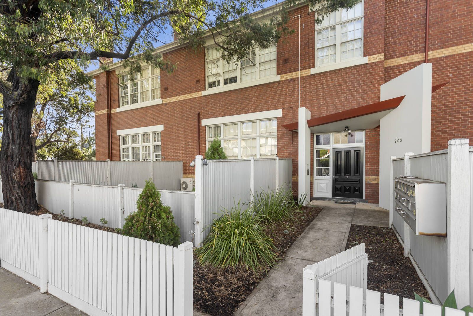 1 bedrooms Apartment / Unit / Flat in 5/209 Melbourne Road RIPPLESIDE VIC, 3215