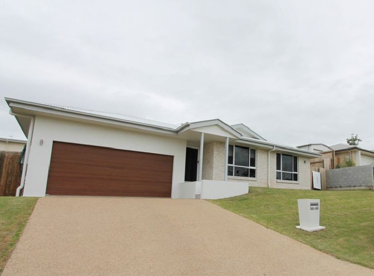 4 bedrooms House in 15 BROADWATER PLACE NEW AUCKLAND QLD, 4680