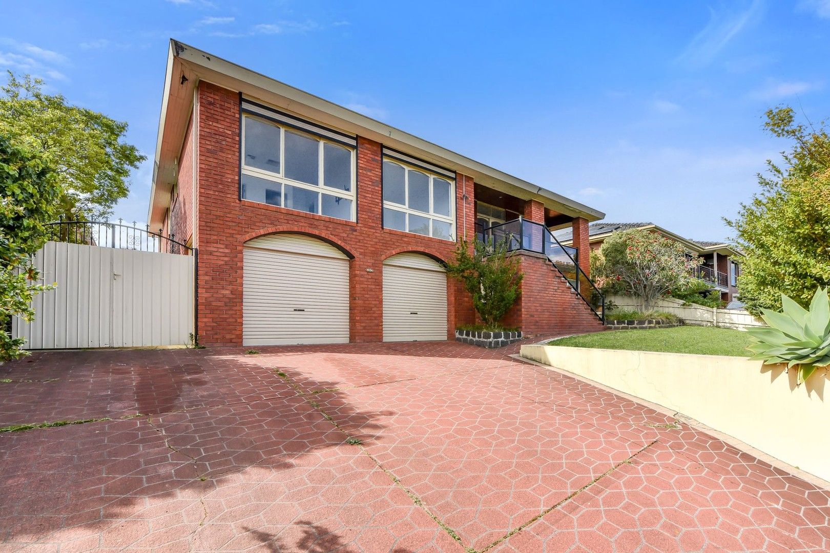 4 bedrooms House in 15 Johnson Place ENDEAVOUR HILLS VIC, 3802
