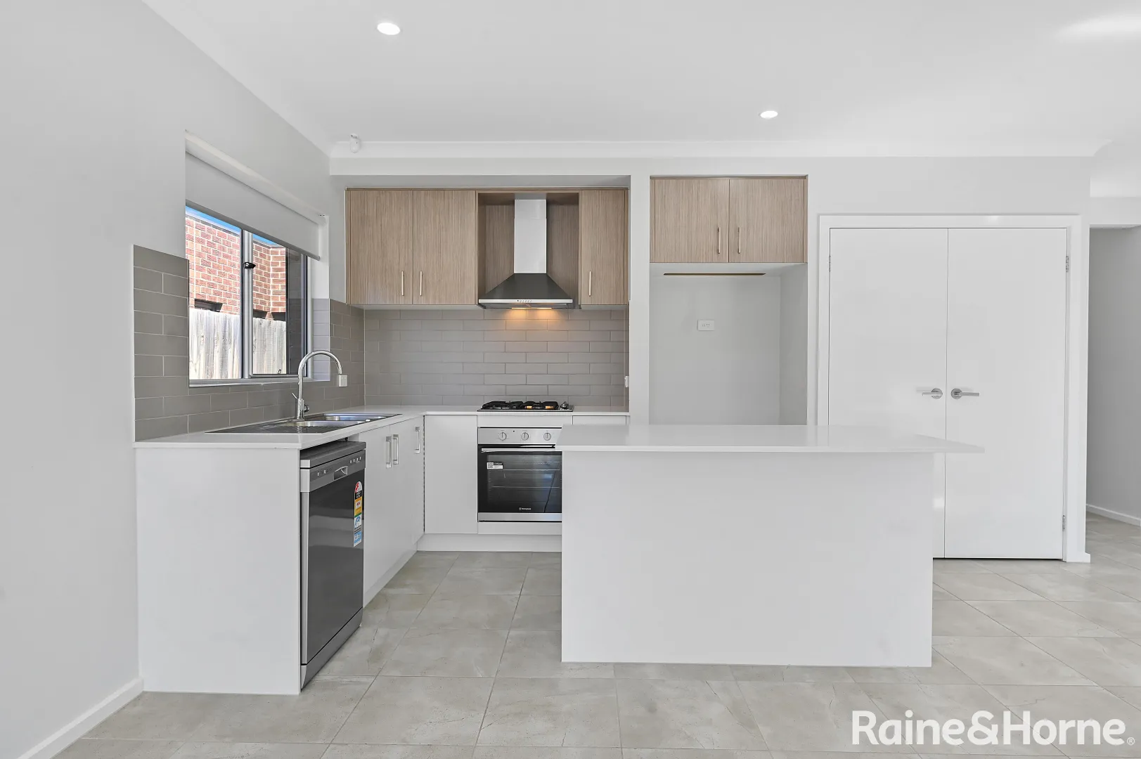 Spacious Family Living in a Prime Point Cook Location - Widok 6