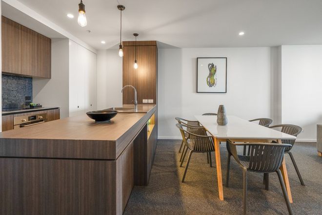 11/31 Queensland Avenue Broadbeach 4218 - Image 3