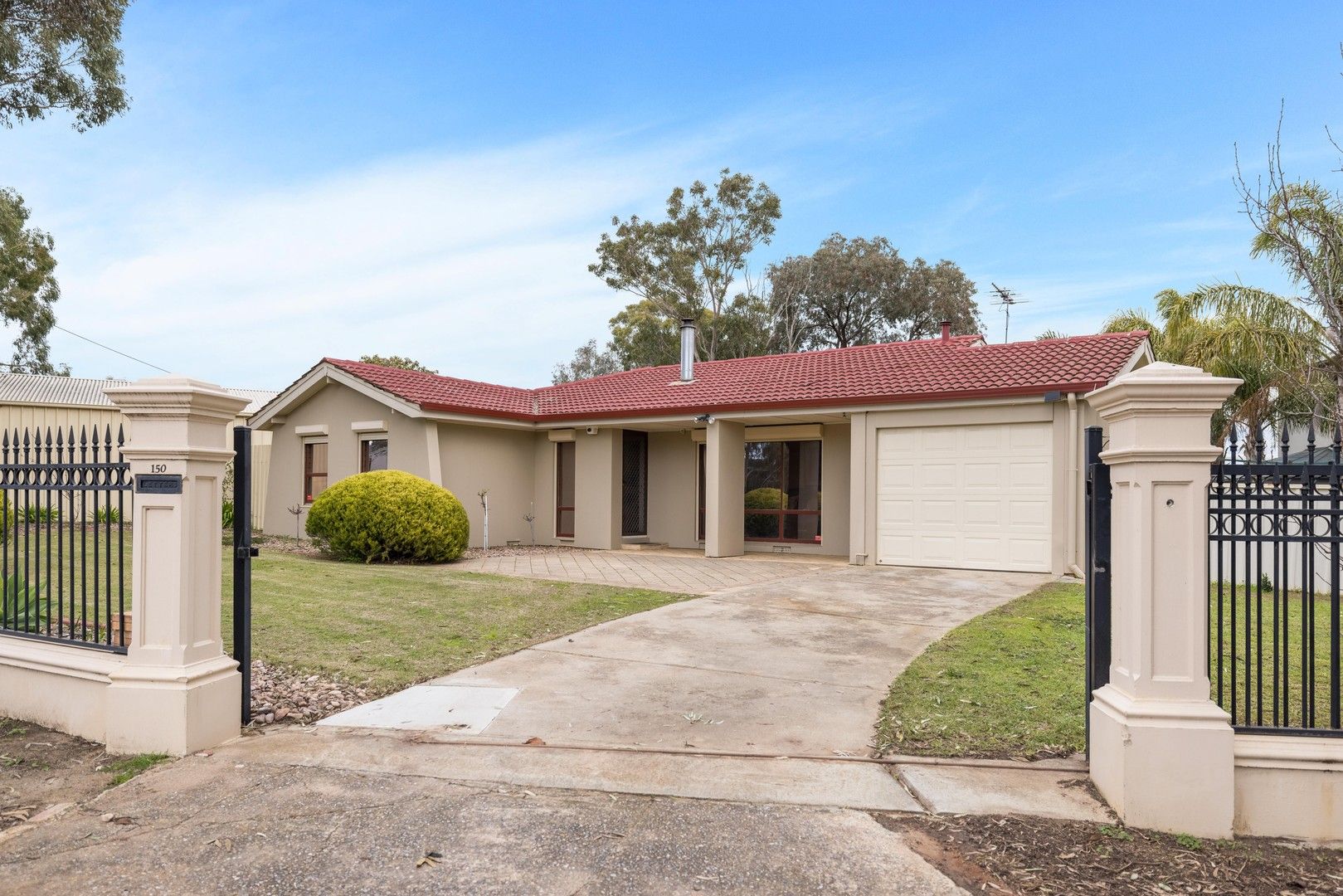 4 bedrooms House in 150 Black Road FLAGSTAFF HILL SA, 5159