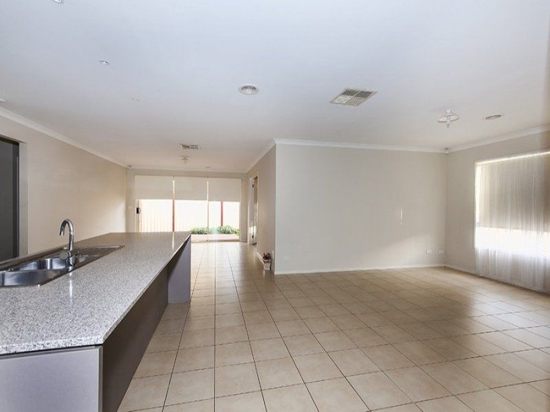 6 Boylan Walk, Bundoora VIC 3083, Image 2