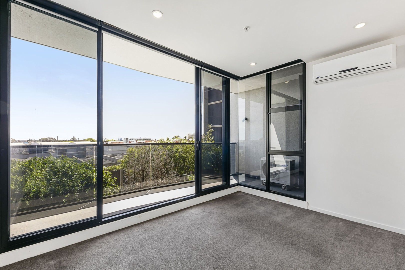 1 bedrooms Apartment / Unit / Flat in 209/19-21 Hanover Street OAKLEIGH VIC, 3166