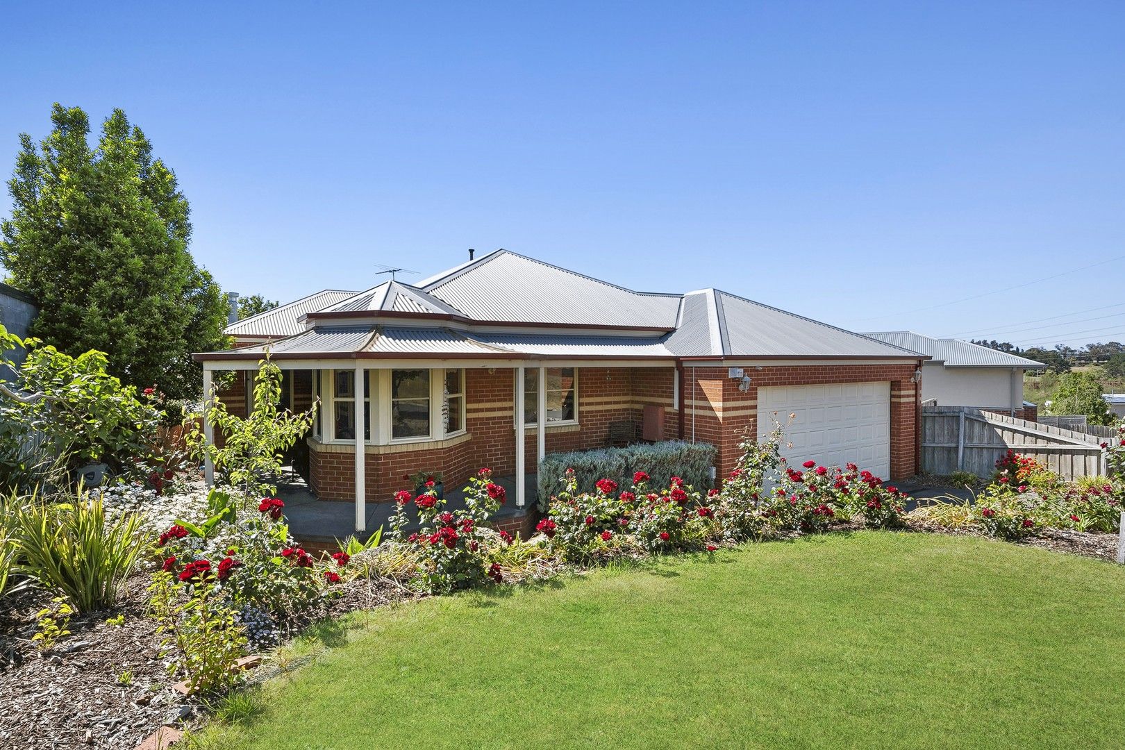 4 bedrooms House in 10 Greenfinch Way WANDANA HEIGHTS VIC, 3216