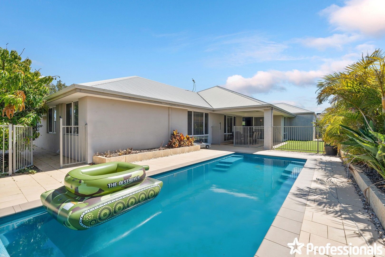 4 bedrooms House in 3 Artizan Pass PIARA WATERS WA, 6112