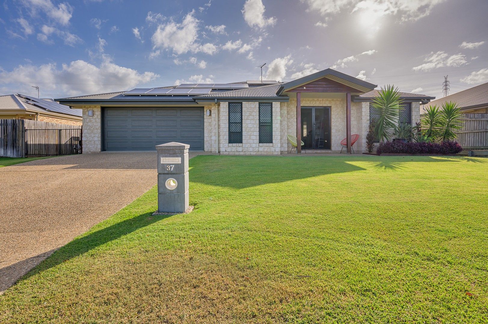 4 bedrooms House in 37 Woodland Court KIRKWOOD QLD, 4680