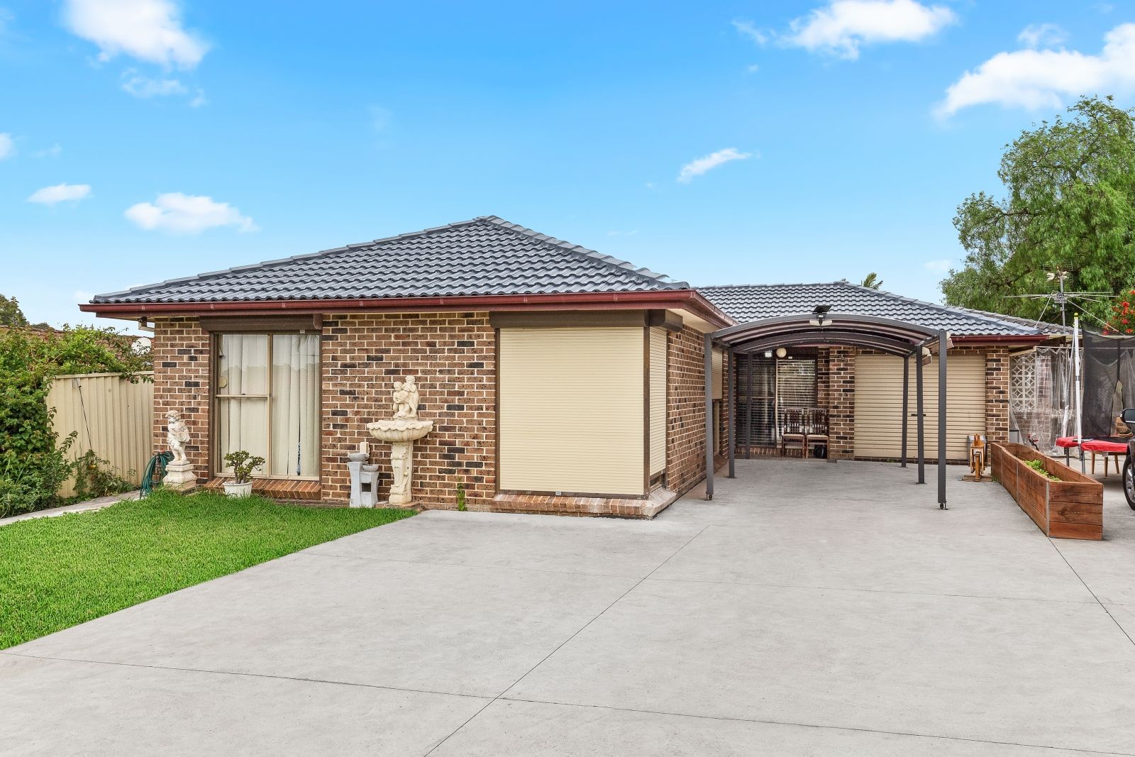 4 bedrooms House in 5 Homestead Road BONNYRIGG HEIGHTS NSW, 2177