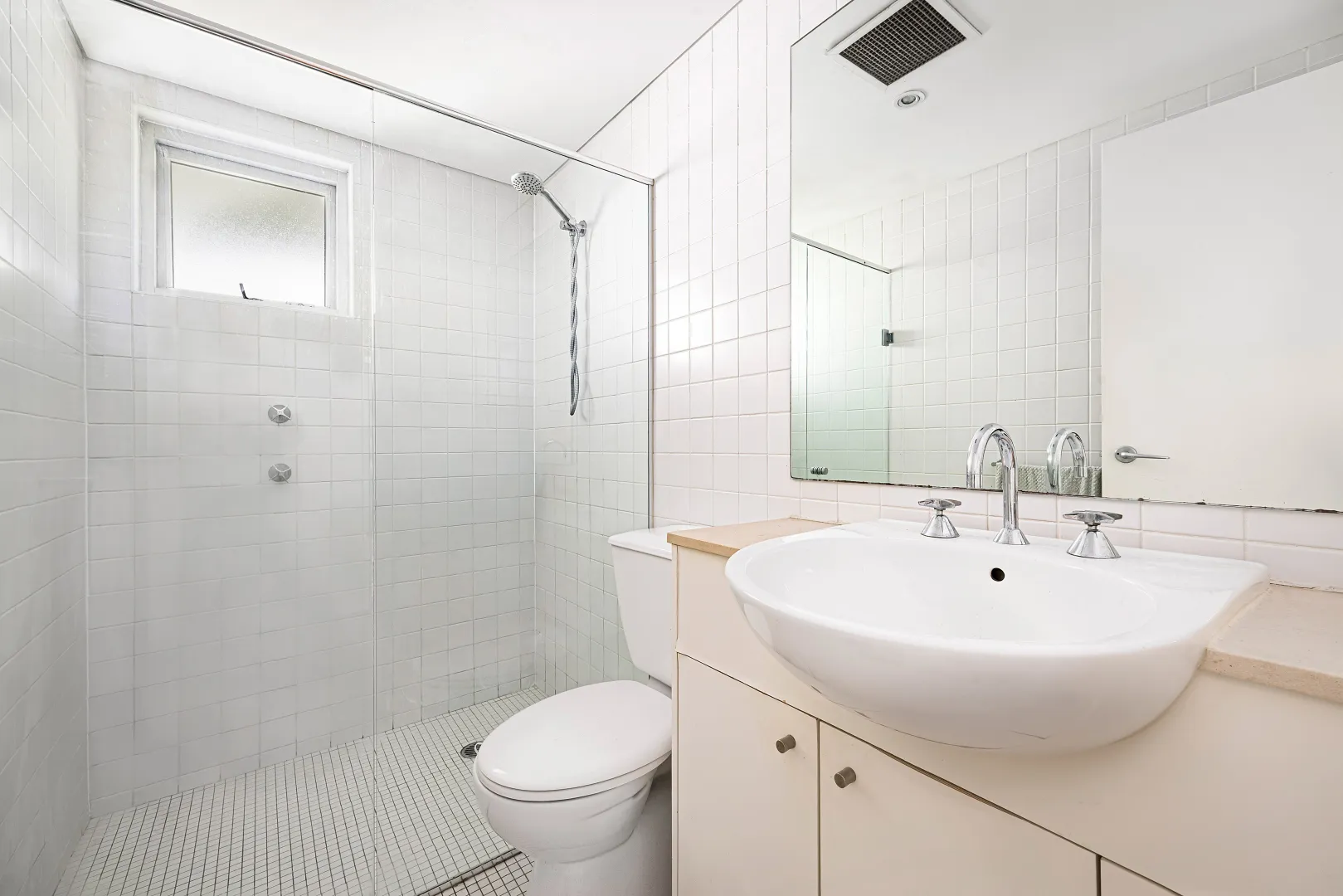 A Light-Filled Urban Retreat With Secure Parking – pohled 5