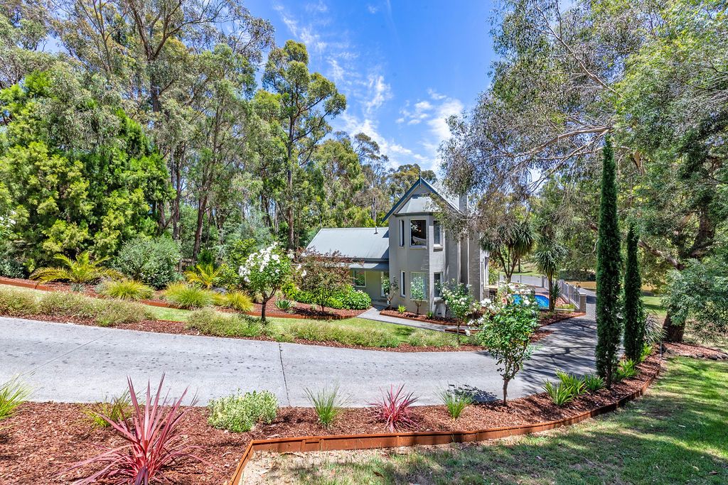 3 bedrooms House in 2 Delmela Court BROWN HILL VIC, 3350