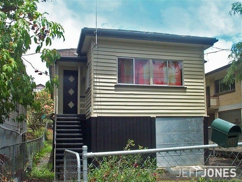 2 bedrooms House in 30 Ernest Street GREENSLOPES QLD, 4120