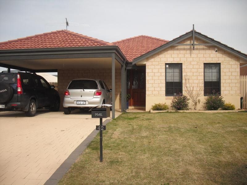 4 bedrooms House in 42 Kandimak Boulevard BYFORD WA, 6122