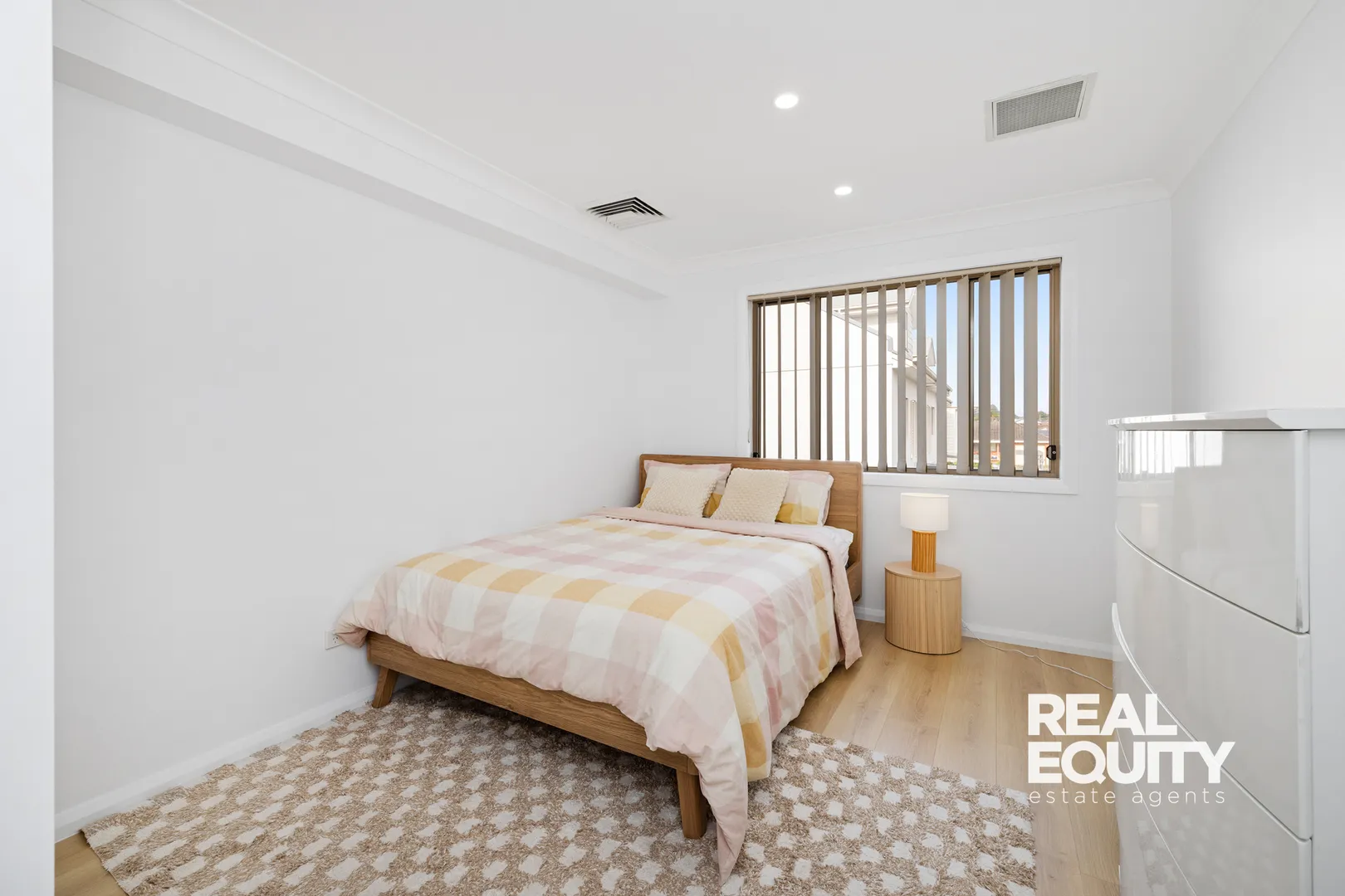 Modern & Extra Spacious Living - Skats 6