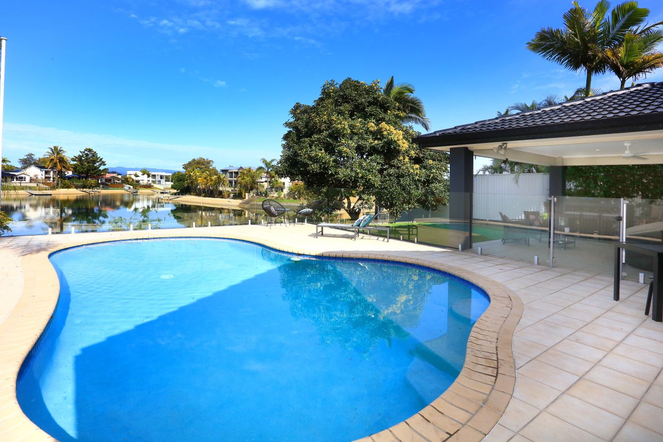 4 bedrooms House in 6 Alma Street BROADBEACH WATERS QLD, 4218