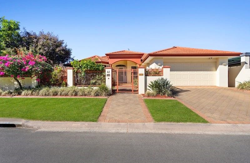 4 bedrooms House in 41 Martingale Circuit CLEAR ISLAND WATERS QLD, 4226