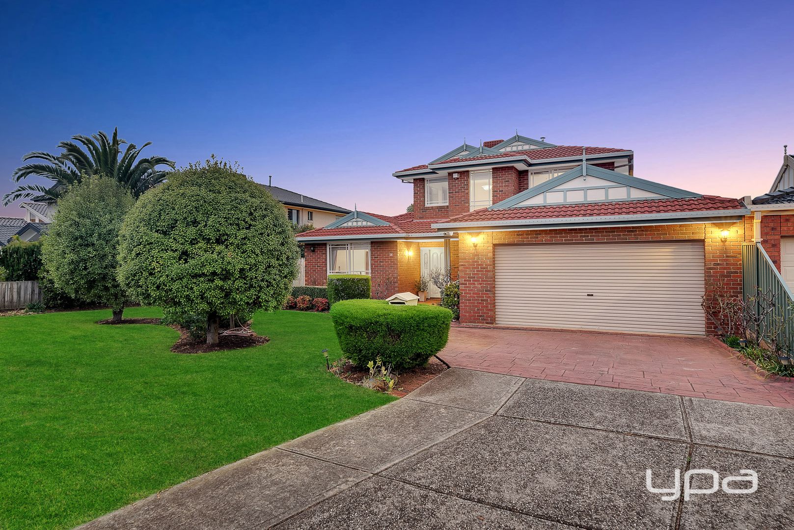 10 Blaxland Place, Taylors Lakes VIC 3038, Image 2