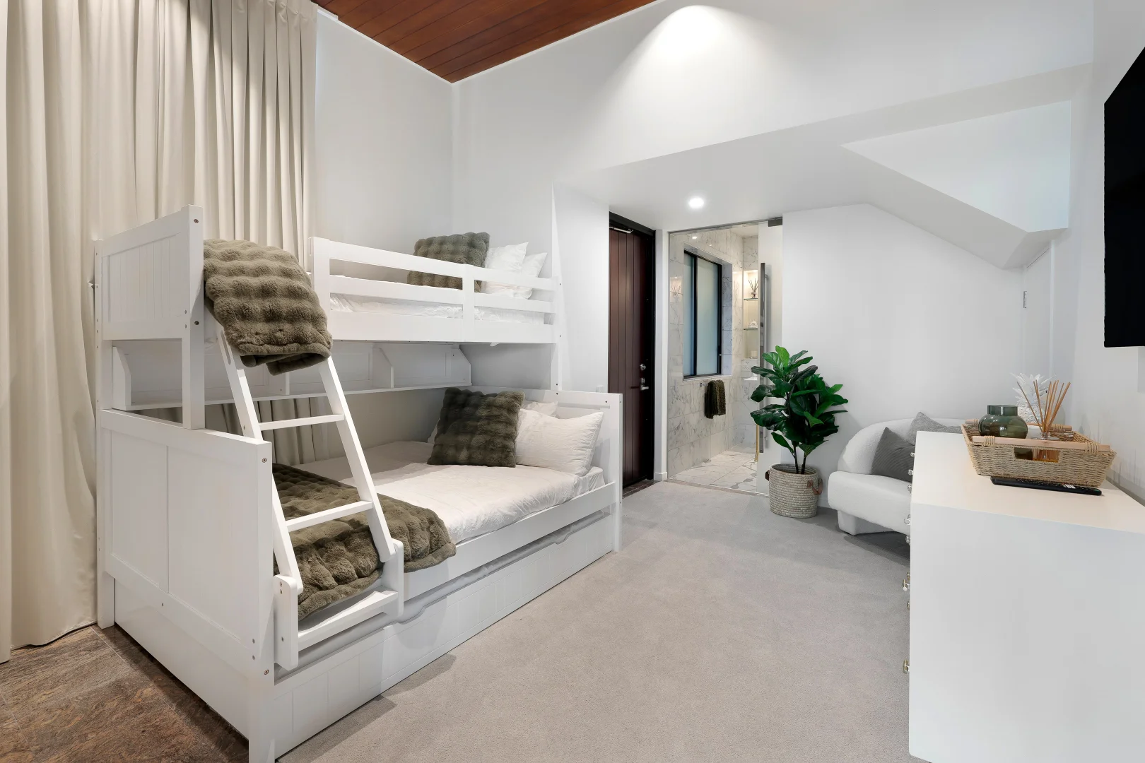 Additional image 21 of 22 Admiralty Drive, Paradise Waters QLD 4217