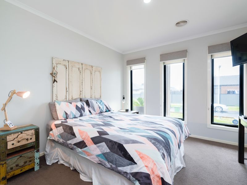 8 Fleuve Rise, Clyde North VIC 3978, Image 1