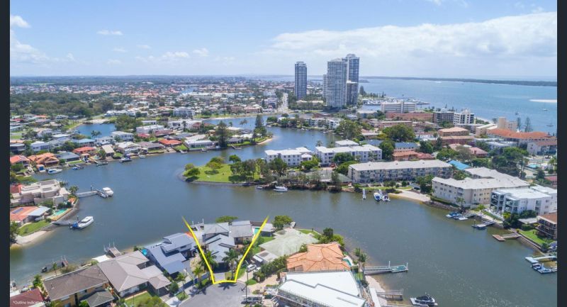 4 bedrooms House in 37 Vaggelas Cr BIGGERA WATERS QLD, 4216