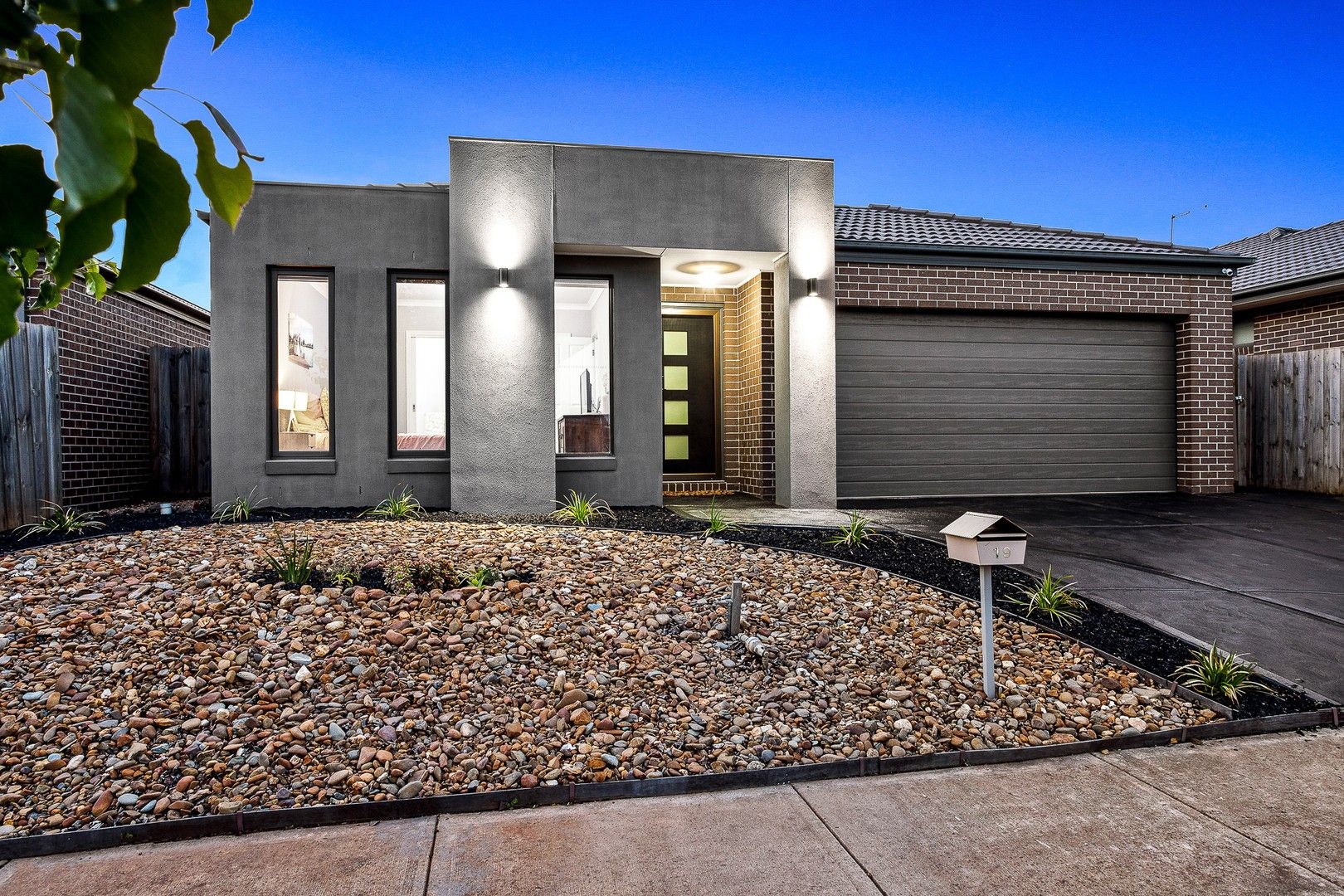 4 bedrooms House in 19 Phoenix Grove FRASER RISE VIC, 3336
