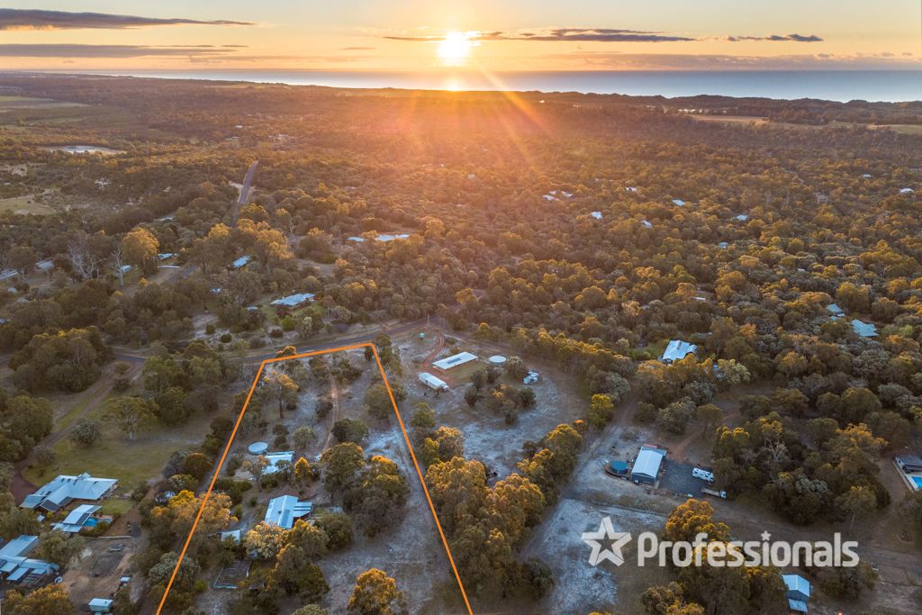 4 bedrooms House in 18 Marri Place GELORUP WA, 6230