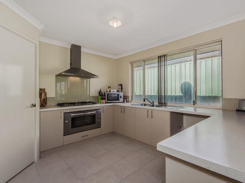 7 Foothills Retreat, Baldivis WA 6171, Image 2