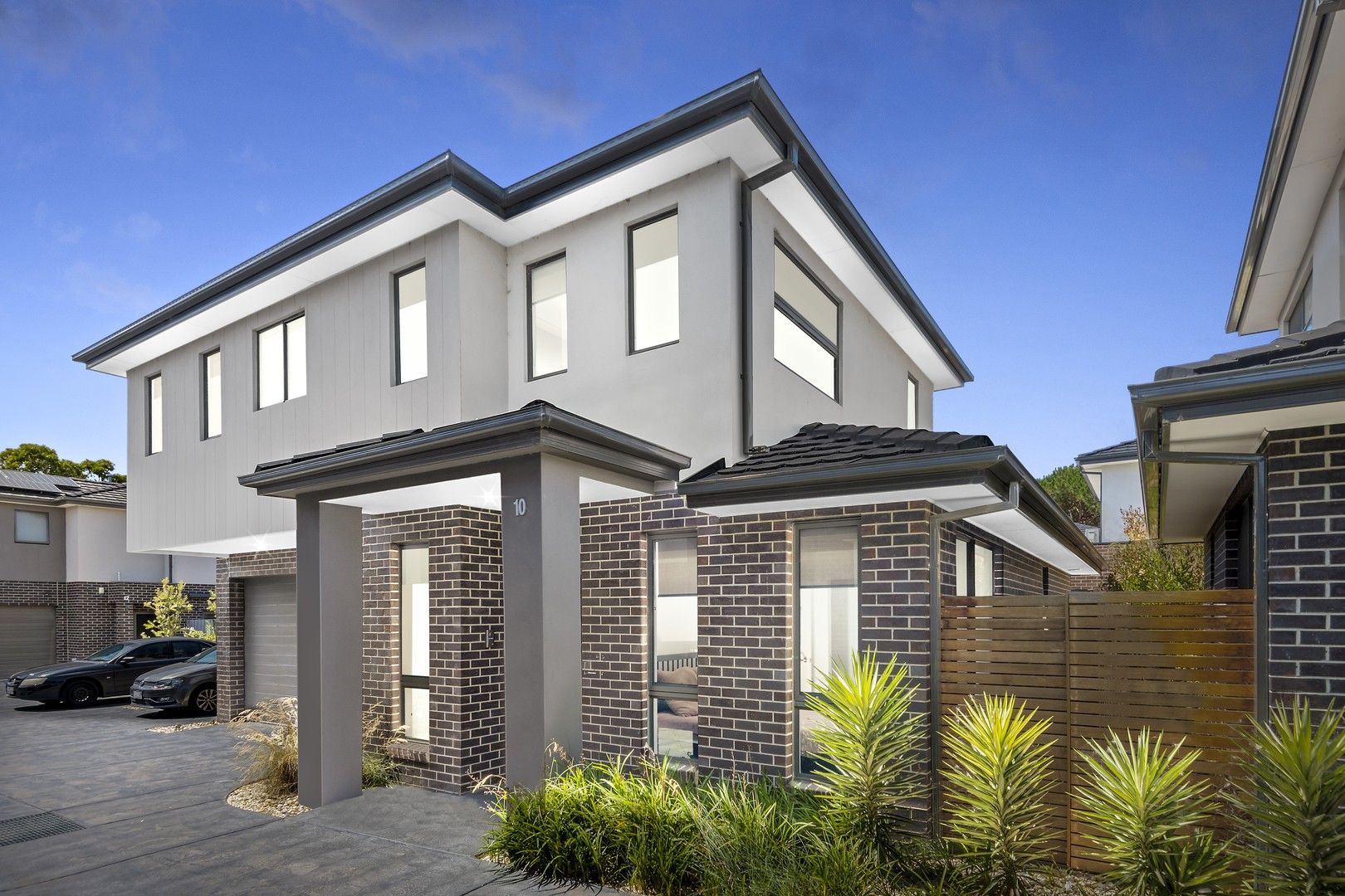 4 bedrooms Townhouse in 10/114-116 Kennington Park Drive ENDEAVOUR HILLS VIC, 3802