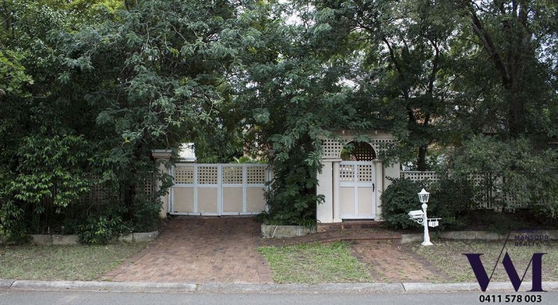 5 bedrooms House in 14 Killarney Court MCGRATHS HILL NSW, 2756