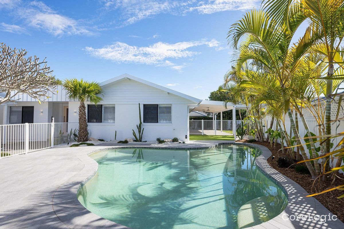 4 bedrooms House in 9 Cedar Court PALM BEACH QLD, 4221