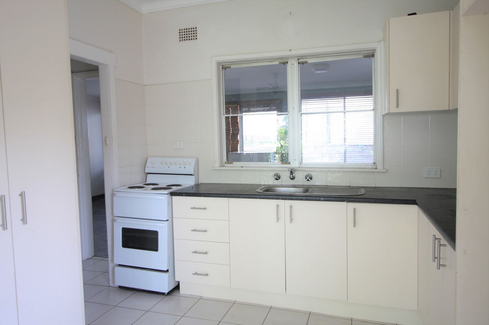 11 Conway Avenue, Cambridge Park NSW 2747, Image 2