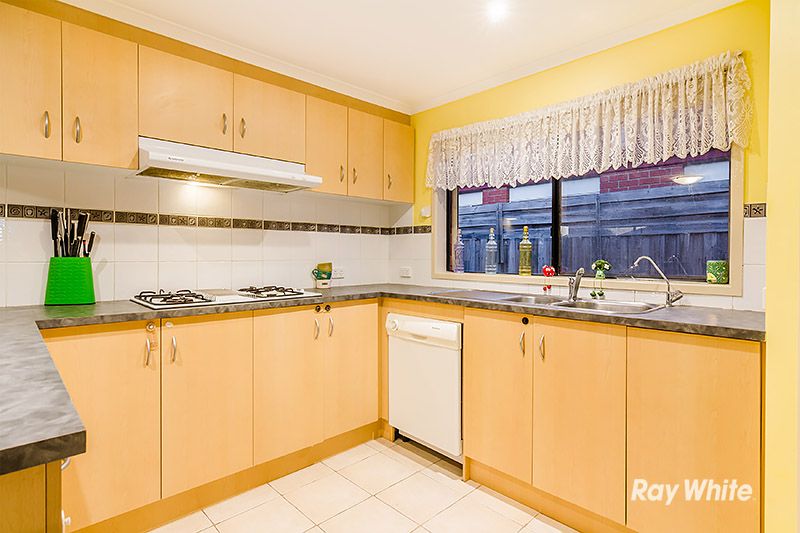 6 Nyarrin Place, Cranbourne West VIC 3977, Image 2