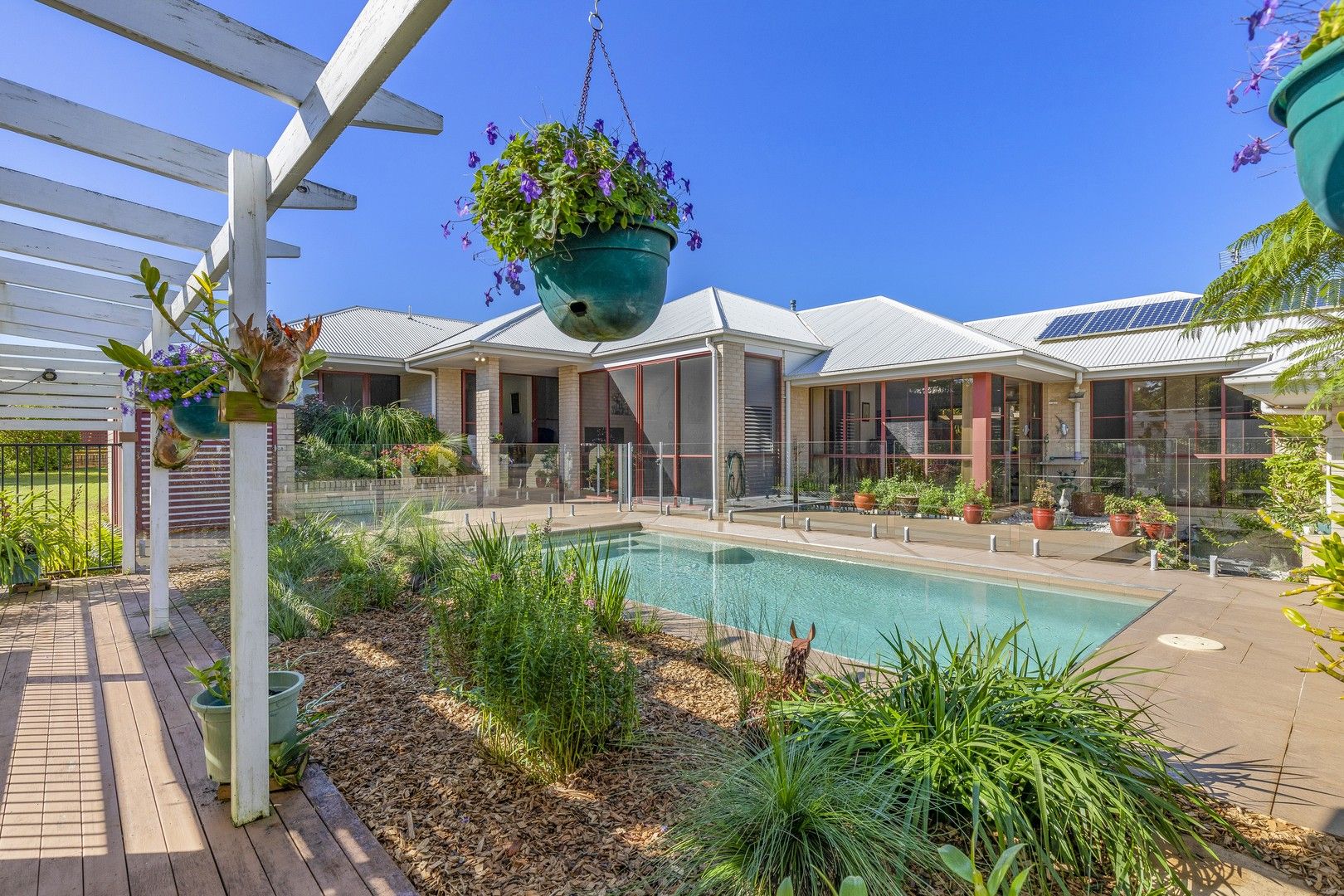 4 bedrooms House in 17 Hillcrest Court BEERWAH QLD, 4519