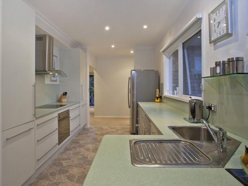 3 Elysee Court, STRATHMORE HEIGHTS VIC 3041, Image 2