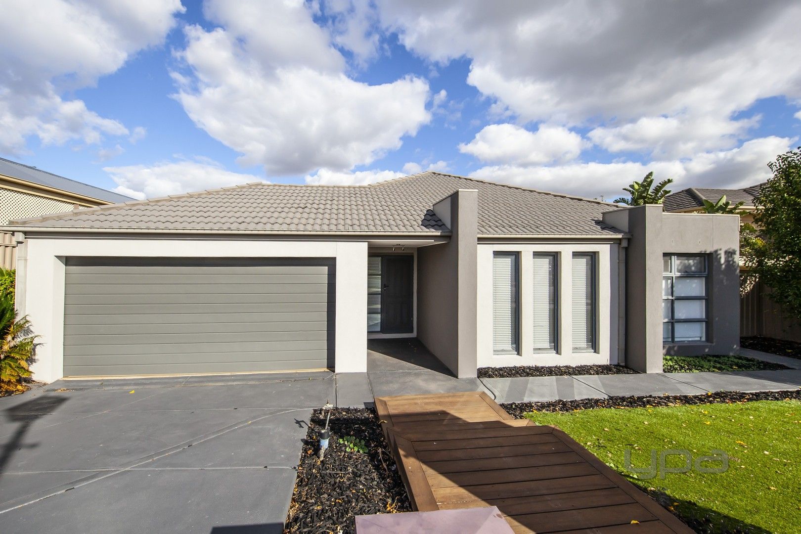 4 bedrooms House in 17 Hascombe Drive CAROLINE SPRINGS VIC, 3023