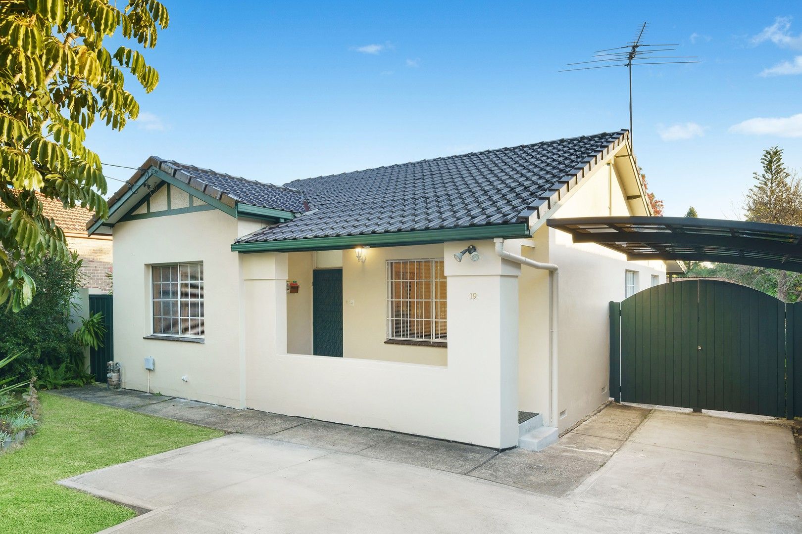 4 bedrooms House in 19 Mackenzie Street HOMEBUSH NSW, 2140