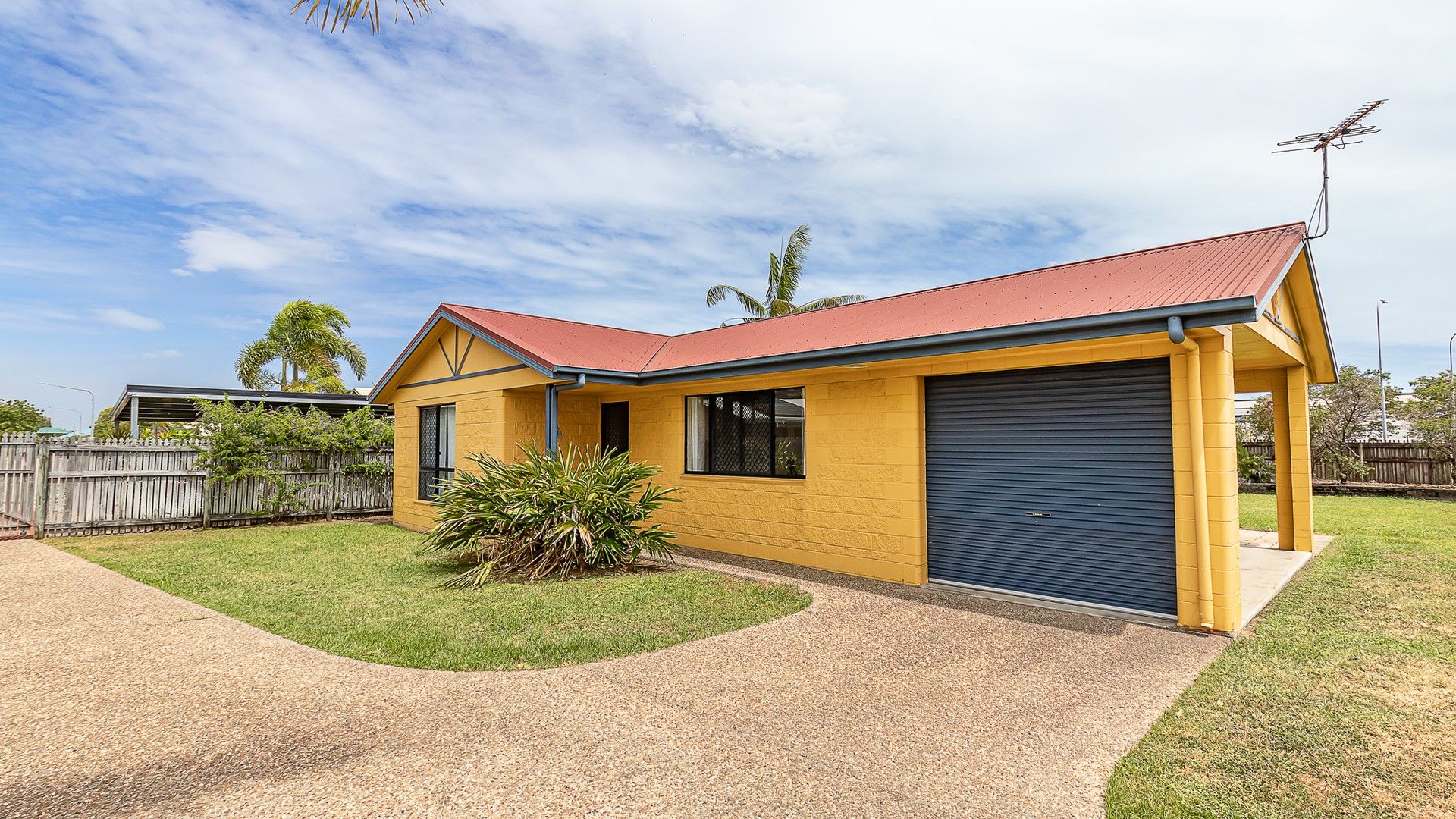 3 bedrooms House in 11 Saxby Crescent MOUNT LOUISA QLD, 4814