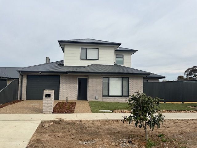 4 bedrooms Townhouse in 148 Sobraon Street SHEPPARTON VIC, 3630