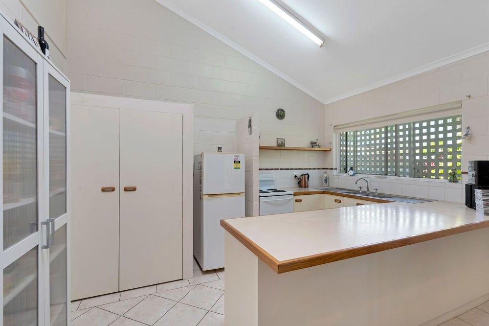 1/3-4 Holden Close, Whitfield QLD 4870, Image 2