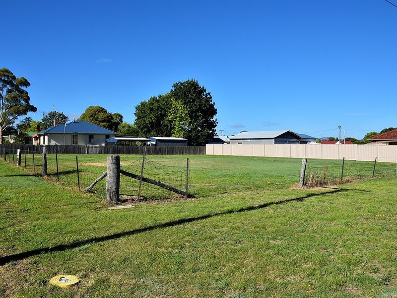 22 Lewis Street, Glen Innes NSW 2370, Image 2