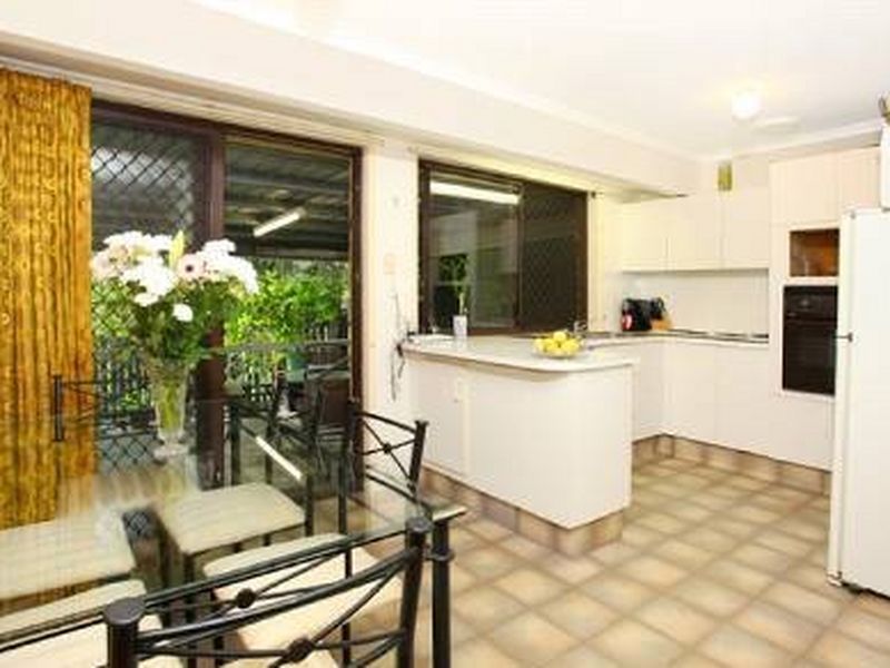 2/4 Gumbeel Court, HIGHLAND PARK QLD 4211, Image 2