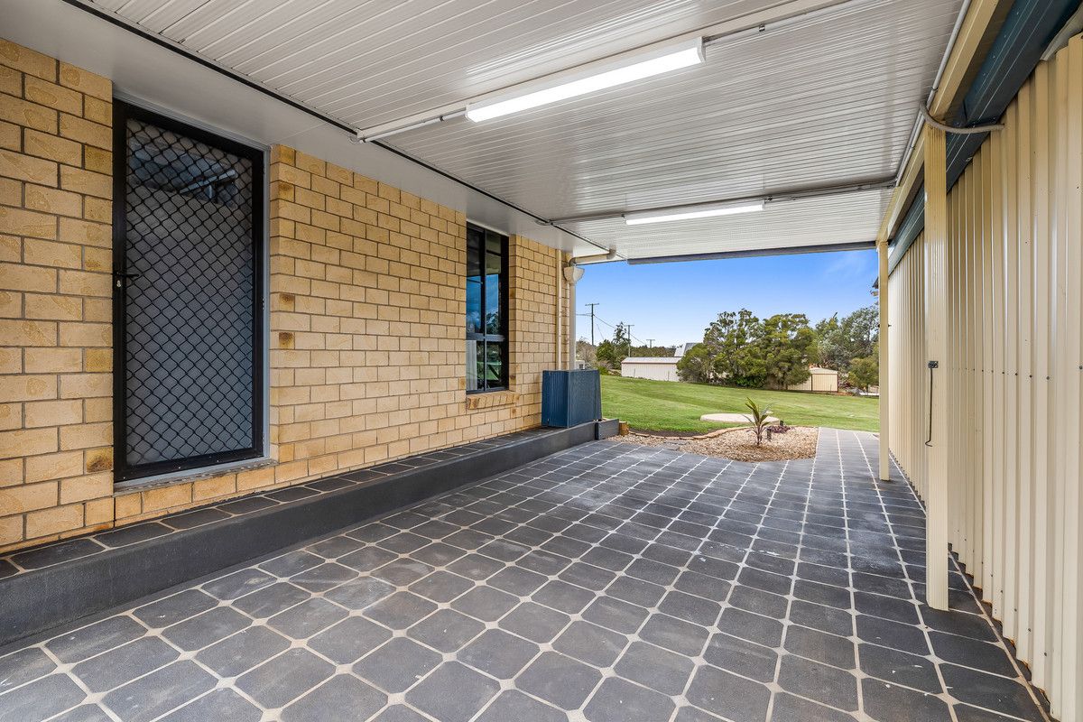 21 Garrett Street, Meringandan QLD 4352, Image 2