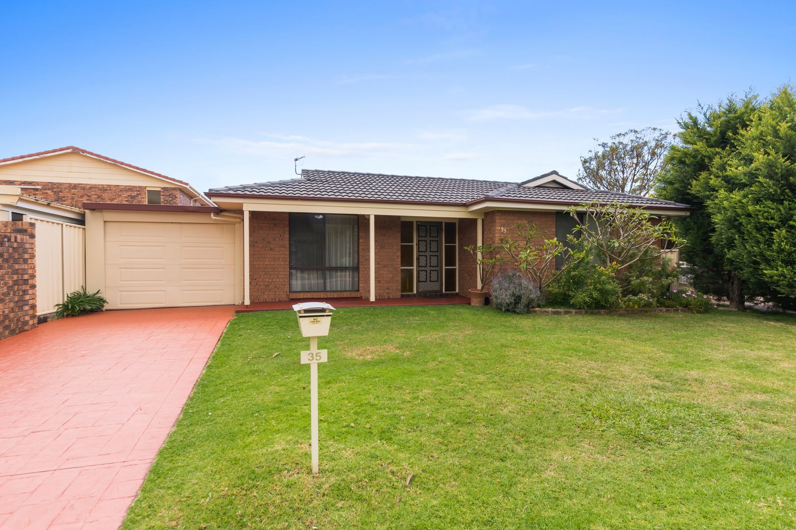 35 Huxley Drive, Horsley Property History & Address Research Domain